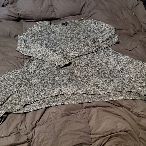 a.n.a Tops - A.N.A long sleeve very flowy bottom blouse